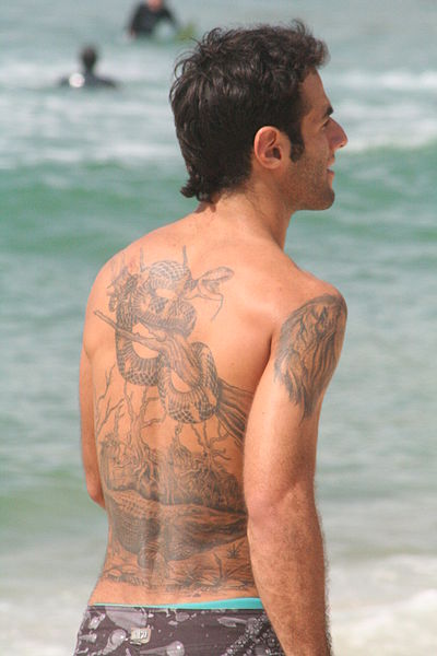 400px-Man_with_tattoo_on_his_back_-_at_the_beach