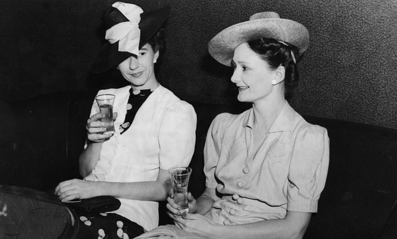 800px-StateLibQld_1_205152_Two_women_enjoying_a_drink,_1940-1950